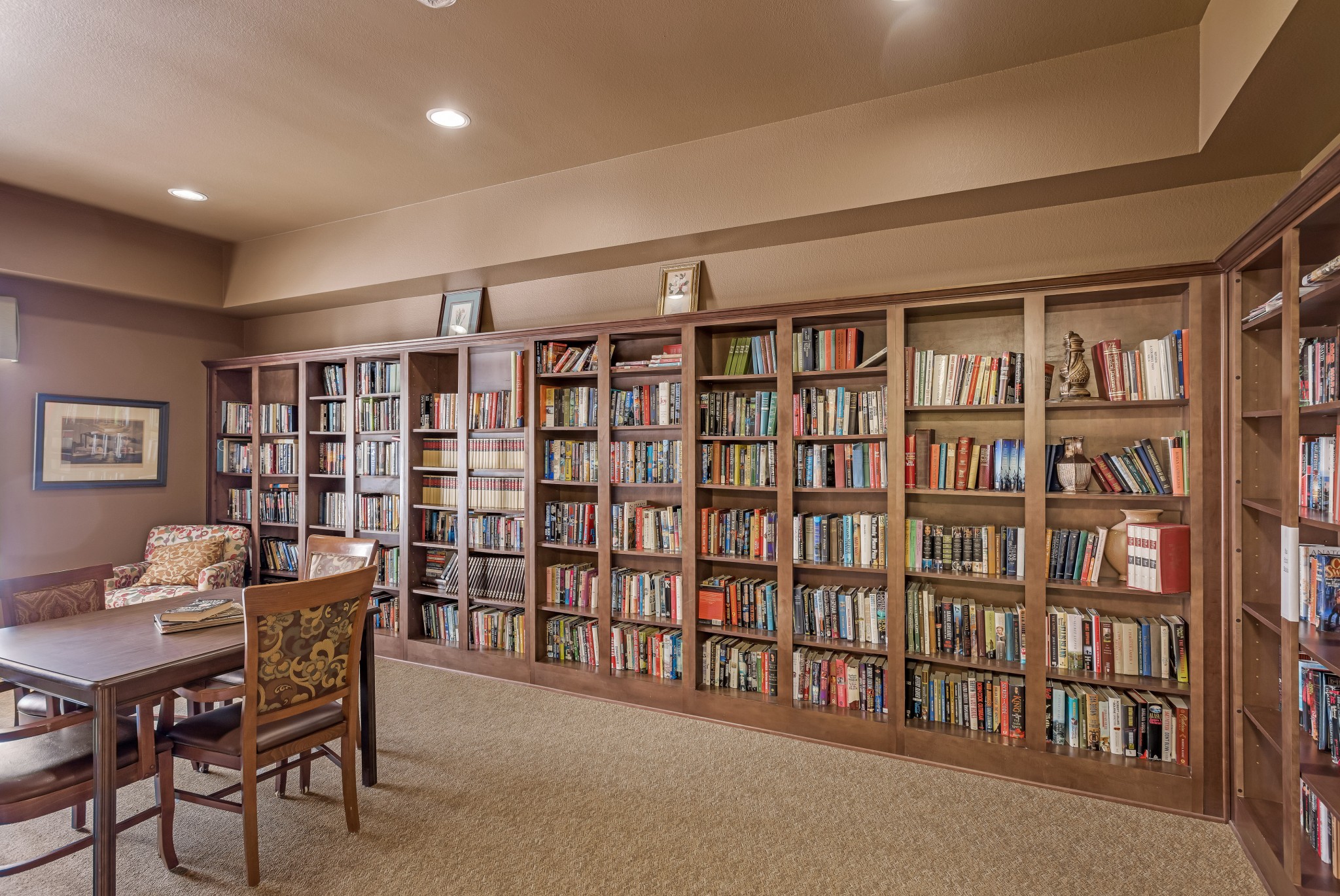 MLP_1527 - Inspirations A library filled with books and comfy spots for residents to read at Inspirations, a trusted option for assisted living.